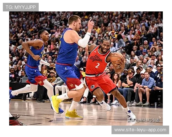 伦纳德关键时刻完成封盖并反击得分，快船将胜利收入囊中